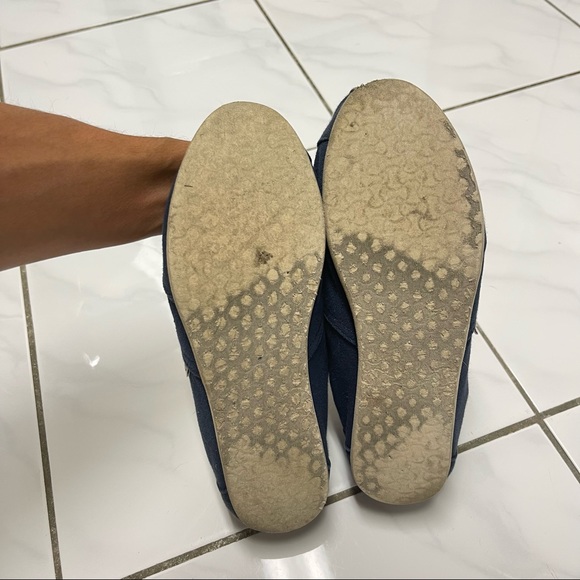 TOMS classic slip on shoes (size 7.5) - Picture 3 of 3
